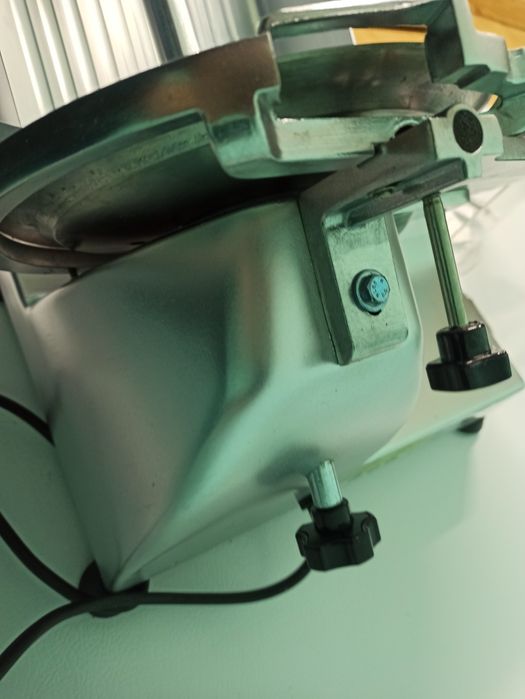 Продам професійний слайсер Hendi 220