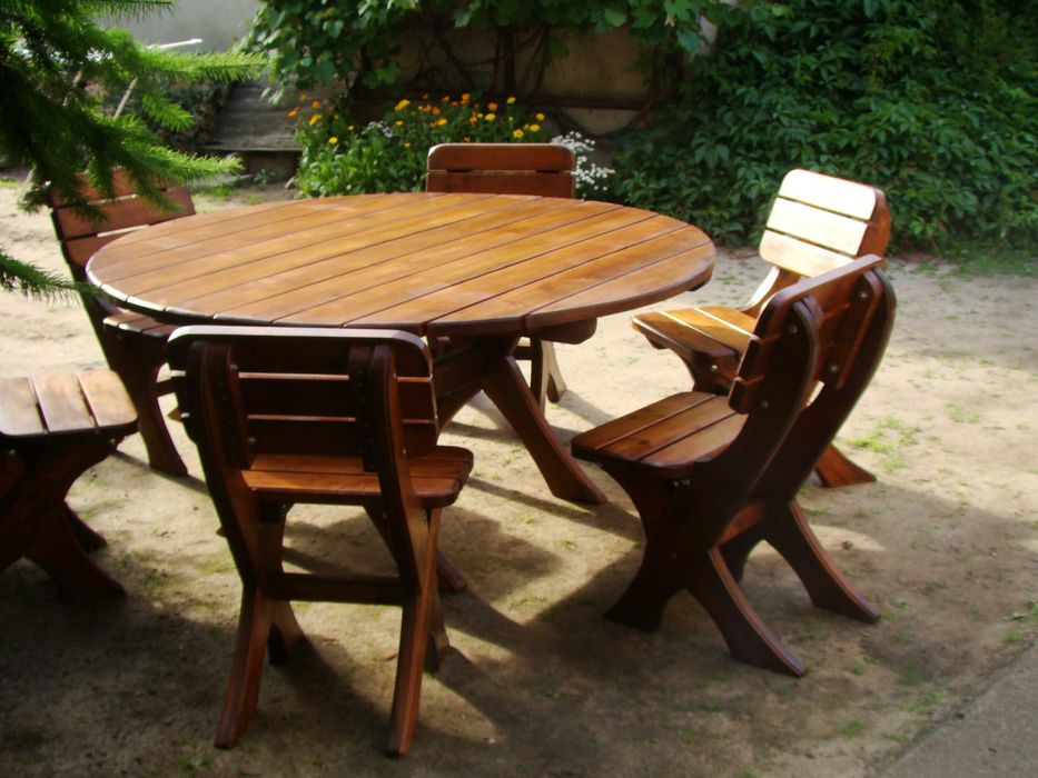 Zestaw mebli ogrodowych z okrągłym stołem.