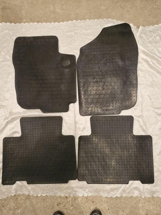 Продам комплект гумових килимків тойота рав 4