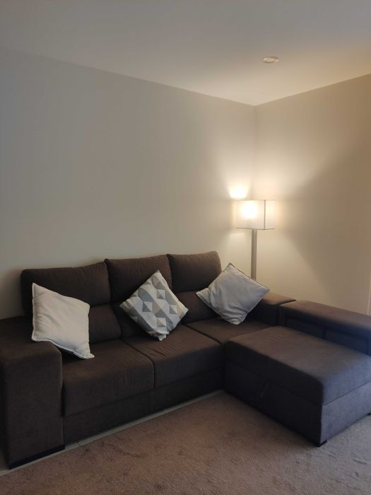 Sofá 3 lugares c/ chaise longue amovível, baú e 2 puffs