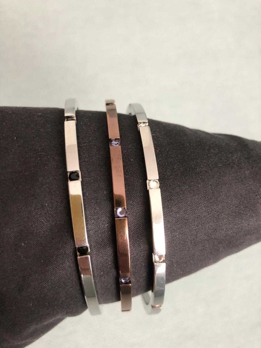 Três elegantes pulseiras WATX