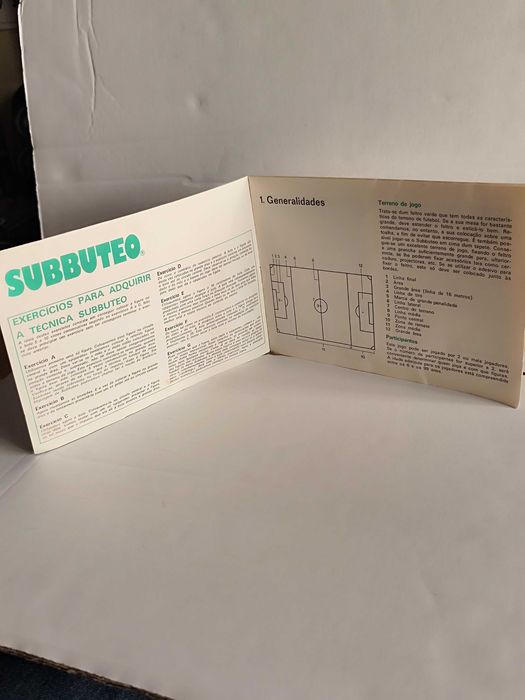 Raro manual de regras do Subbuteo com fotografia de Eusébio