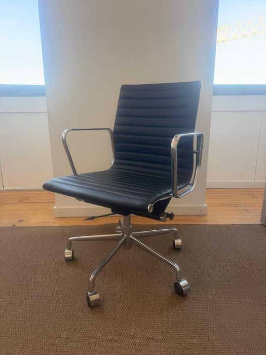 Cadeiras em pele Charles Eames