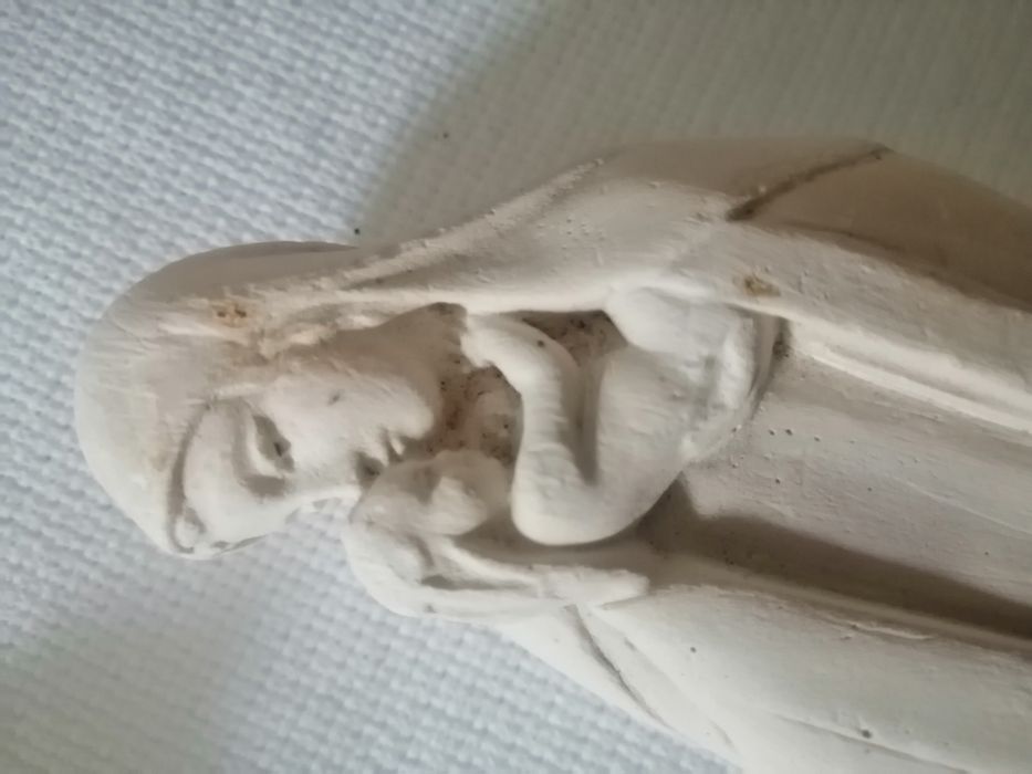 Nossa Senhora em gesso +Estatueta em marfinite com base em madeira+ fruteira em metal