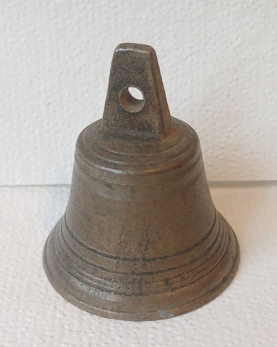 stary mosiężny dzwonek