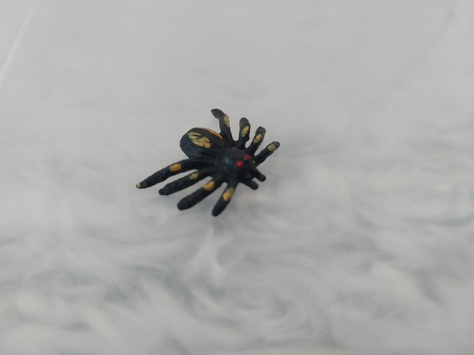 Zestaw 9 figurek pająków