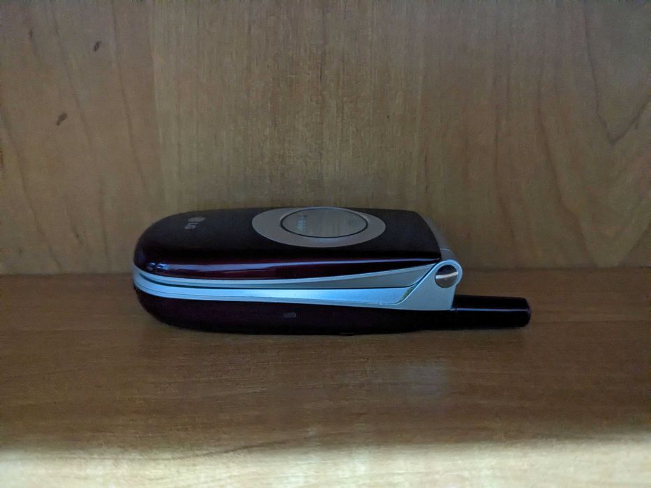 Мобильный телефон LG C1200 с адаптером питания