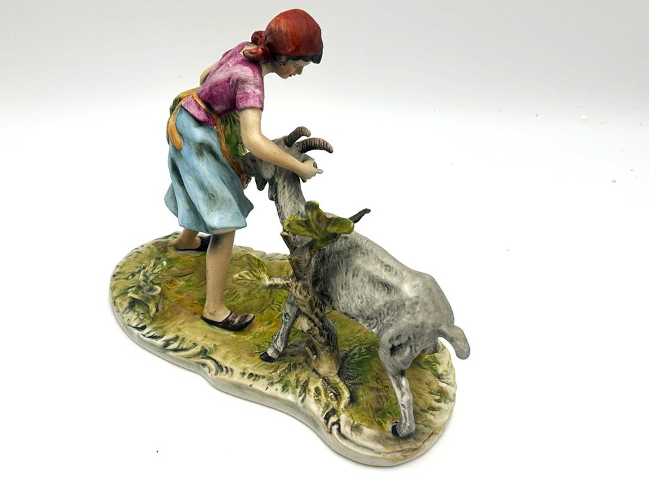 Figurka: „Dziewczyna karmiąca kozę” Capodimonte, piękna, realistyczna