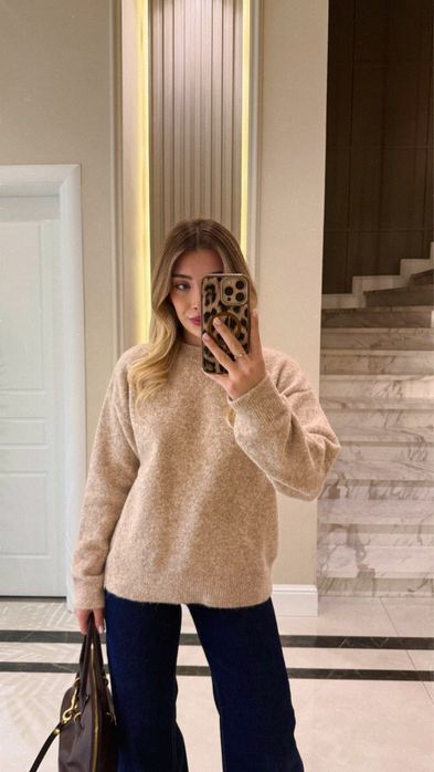 Трендові мʼякі однотонні текстуровані светри