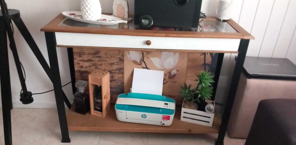 Aparador com tampo de vidro