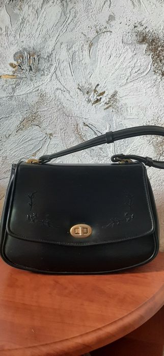 Сумка чорного кольору,  цікавий дизайн,  декор - вишивка.