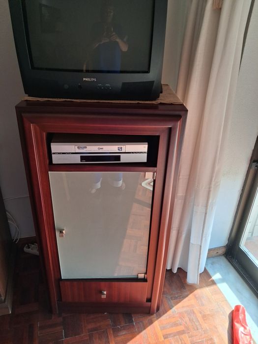 Movel TV com porta em vidro e gaveta