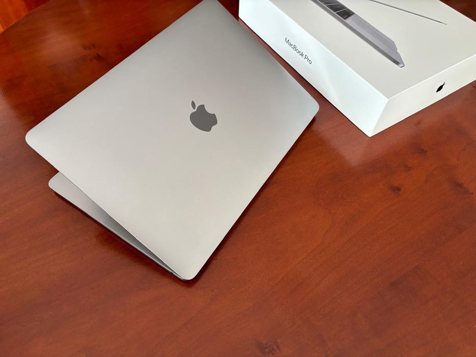 Macbook Pro 13” Touch Bar Intel Core i5 3.9GHz 8GB Ram 256GB SSD