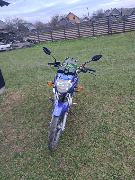 Продаєць мотоцикл