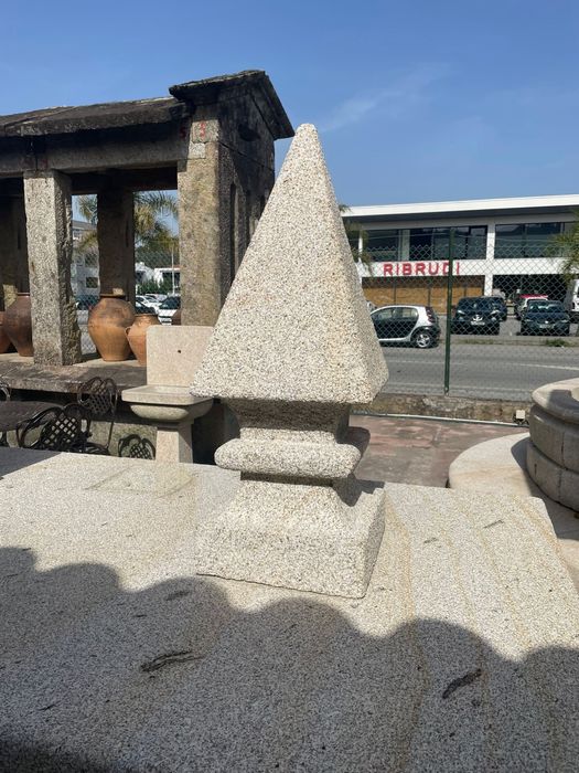 2 Pirâmides  de granito