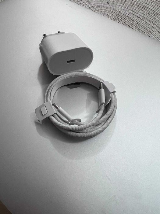 Ładowarka do iPhone seria 15/Pro/Pro Max 20W z kablem USB-C 60W w oplocie - nowy zam.
