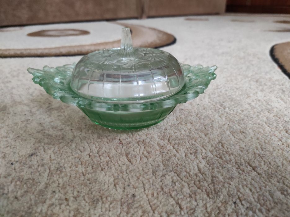 Винтажная сахарница из зелёного стекла