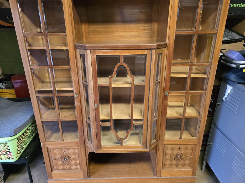 Witrynka w stylu Bidermeier