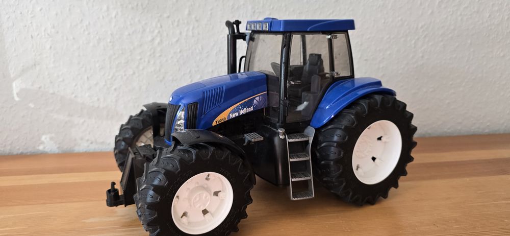Bruder traktor new holland duzy