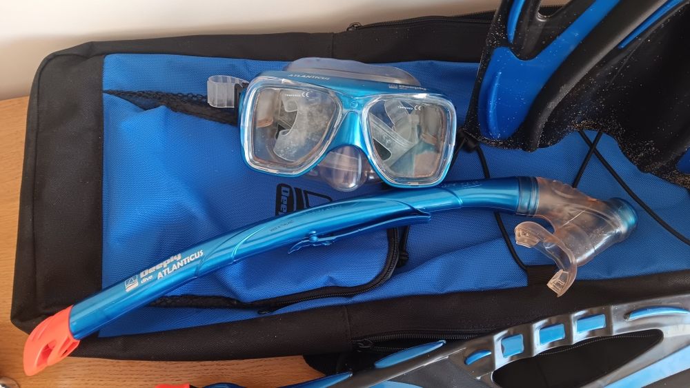 Equipamento mergulho e sapatos agua