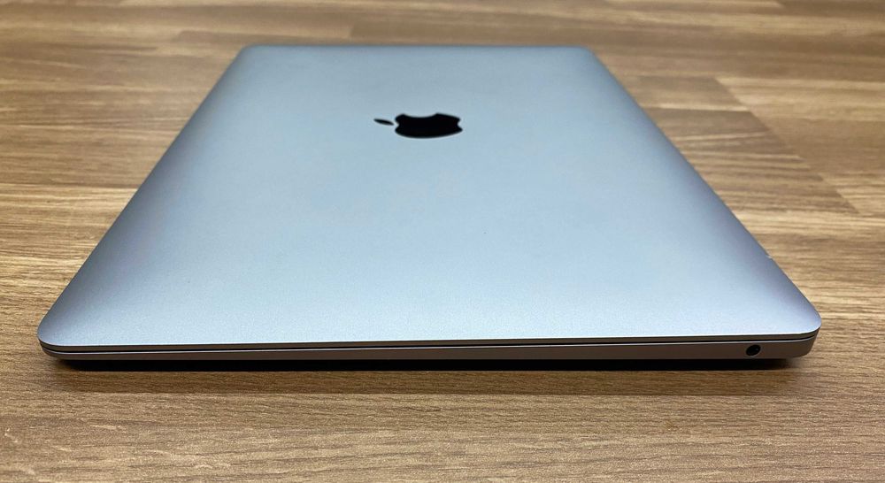 MacBook Air 13 Retina (A1932) -8GB Ram, 128GB SSD, C/carregador