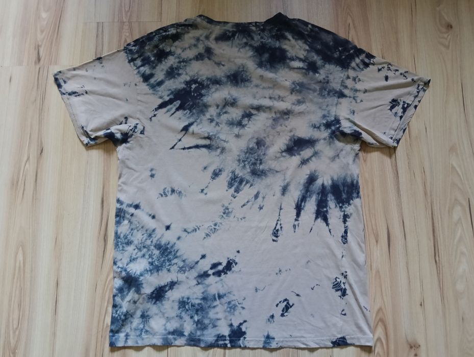 Beżowy, granatowy T-shirt tie-dye