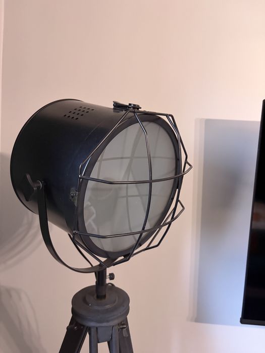 Lampa na statywie