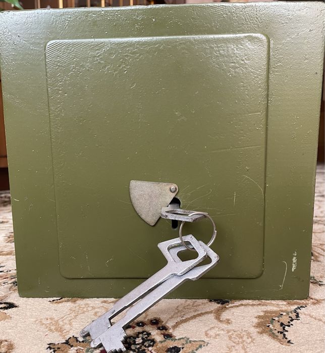 Сейф Гарант встраиваемый в стену.