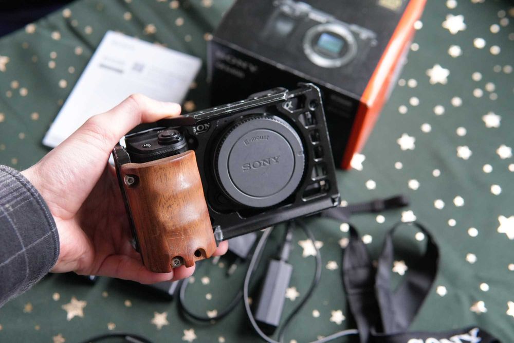 aparat sony a6400, wzorowy, klatka, podwójna ładowarka, 4 baterie