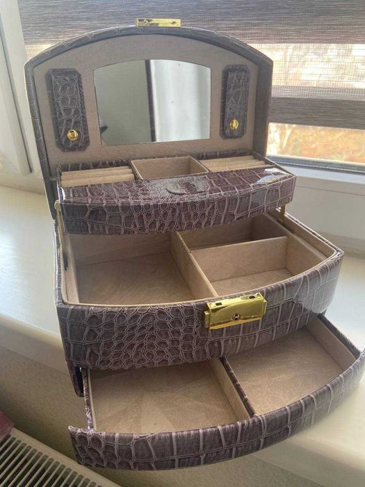 Скринька для біжутерії