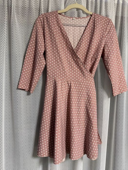 Жіноча сукня в горошок, пудрового кольору