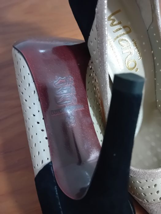 Sapatos salto alto em pele.