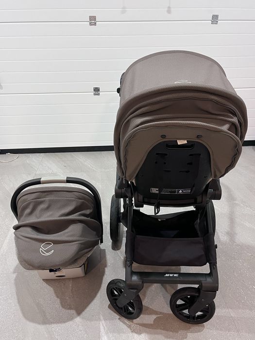 Carrinho e ovo de bebe com oferta de mala e capa chuva