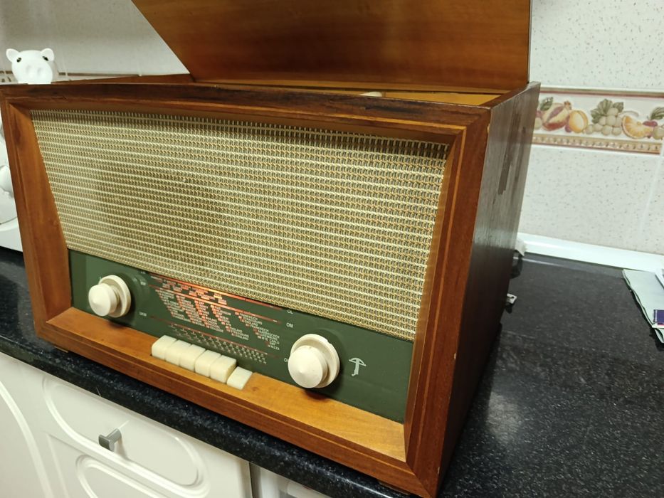 Rádio e gira discos antigo a funcionar