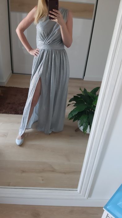 Loola EVITA srebrna - Brokatowa suknia z wyciętym dekoltem
ROZMIAR: M