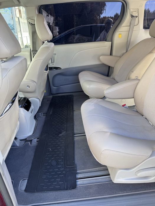 Toyota Sienna 2012 рік
