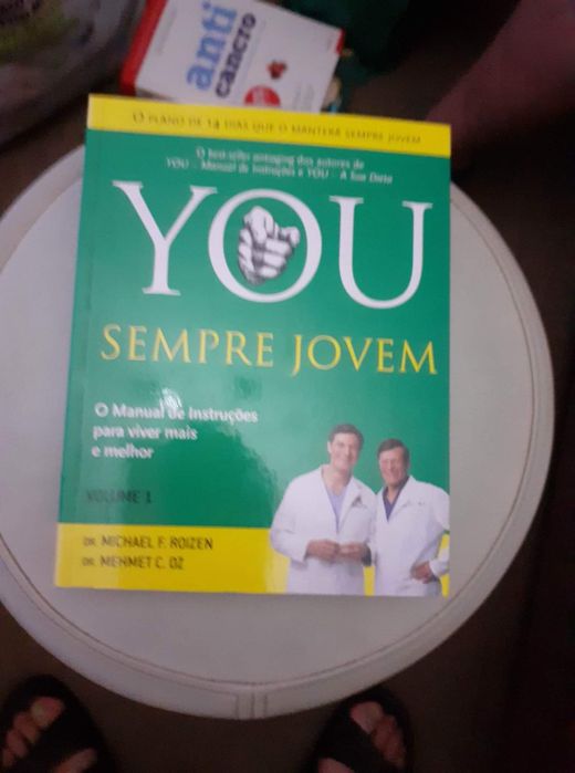 Livros diversos com diferentes temas