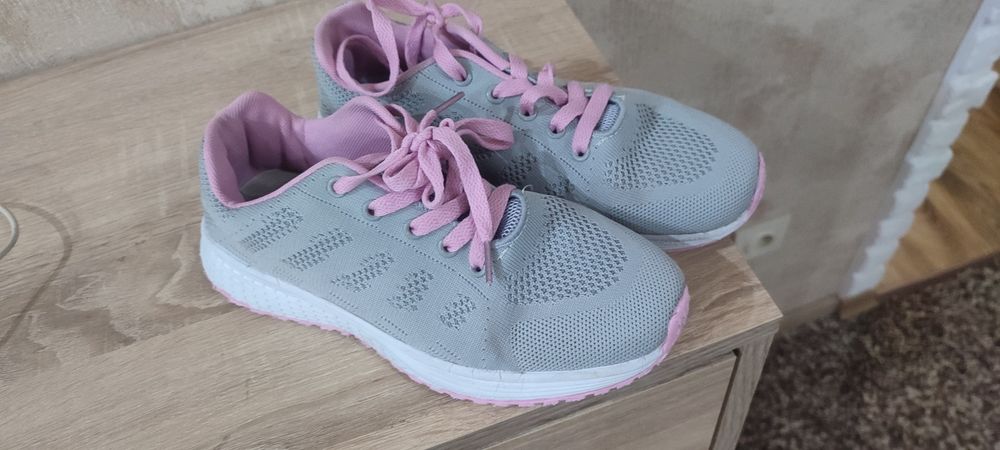 Спортивне взуття на дівчинку