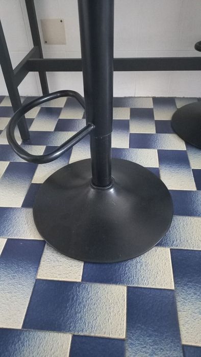 Mesa de bar com 2 bancos altos