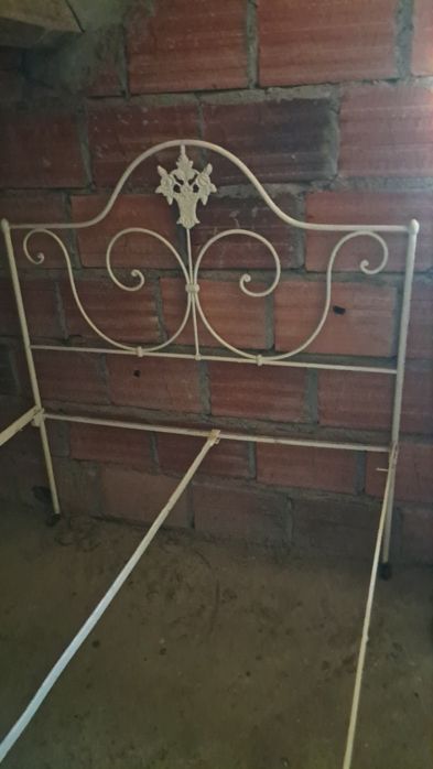 Cama antiga em ferro