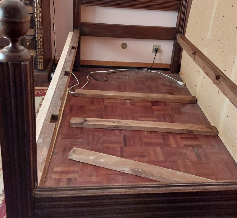 Cama de madeira  antiga