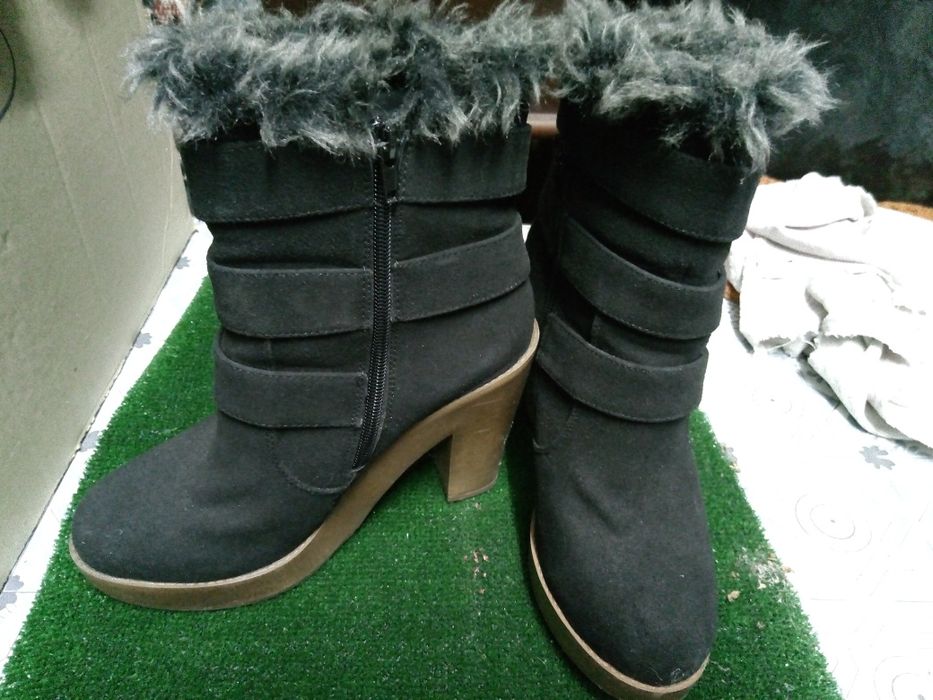 Botas pretas novas