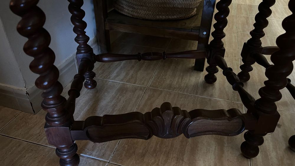 Par de mesas de cabeceira em madeira maciça — 80 €