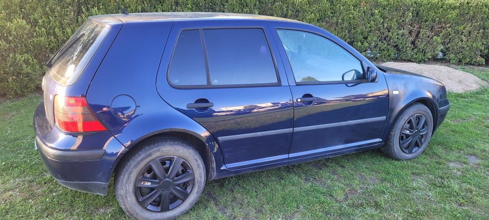 Vw Golf 1.6 rok 2000 długie opłaty