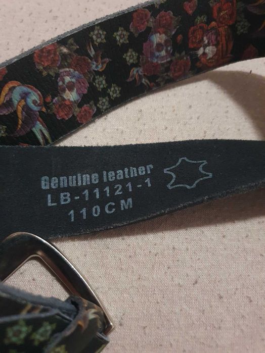 pasek z motywem czaszek i kwiatów