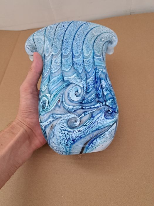 Vaso de vidro artístico Gozo artesanal com redemoinhos azuis e brancos