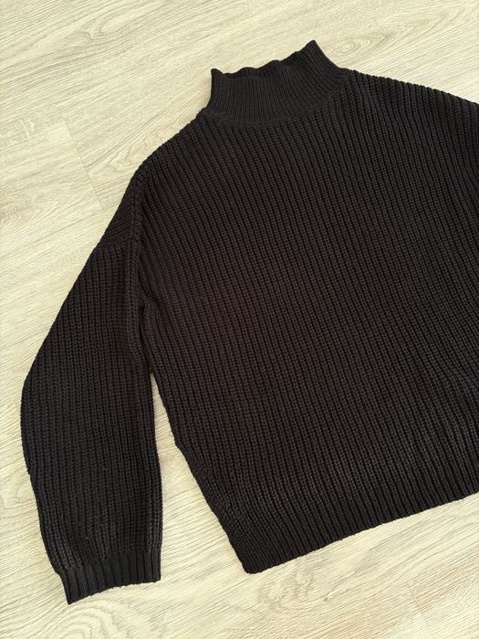 Czarny damski sweter z golfem m