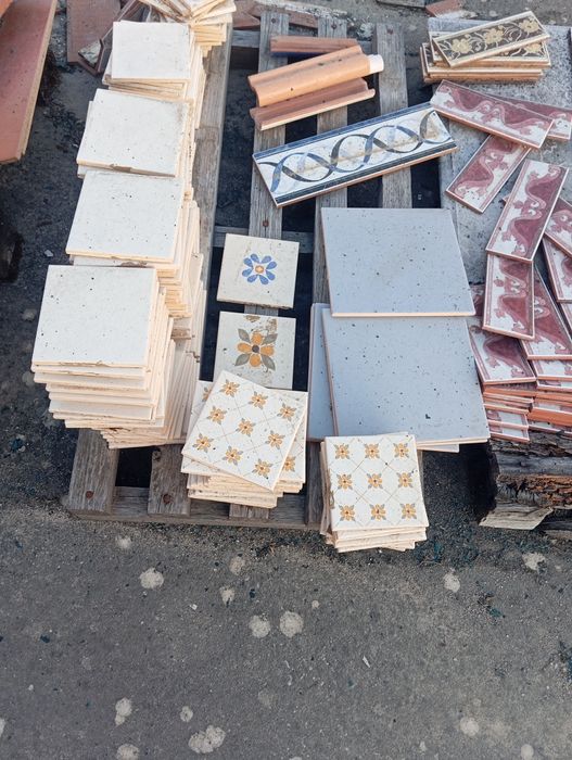 Colunas em betão, azulejos