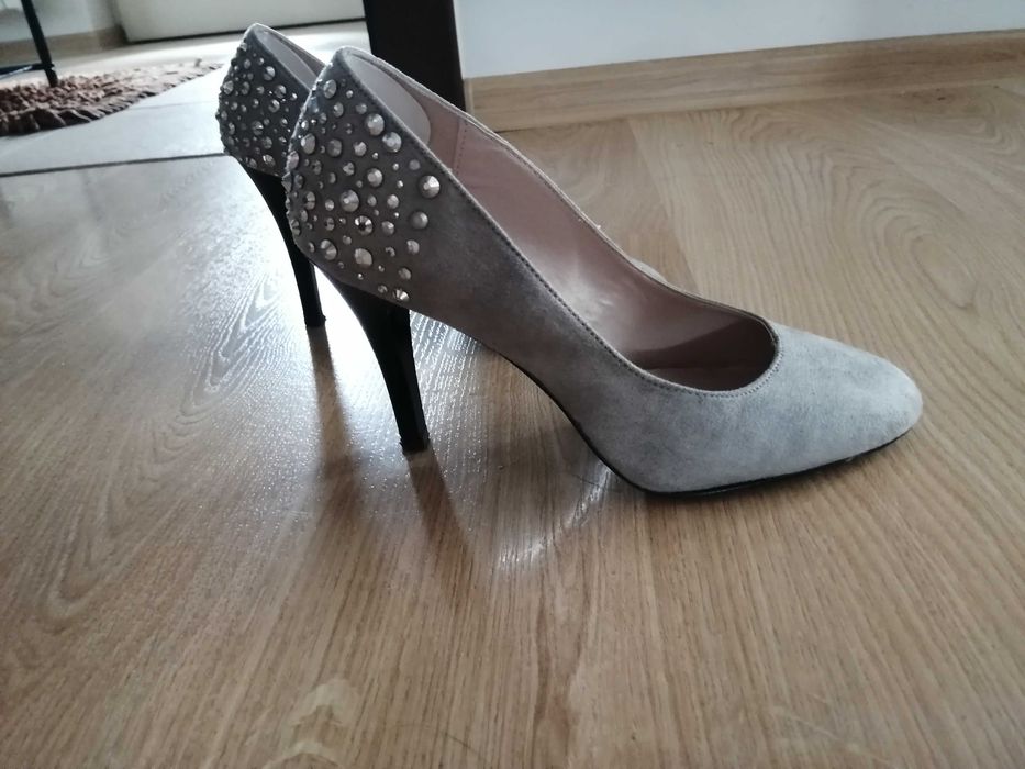 Szare buty na obcasie z dżetami