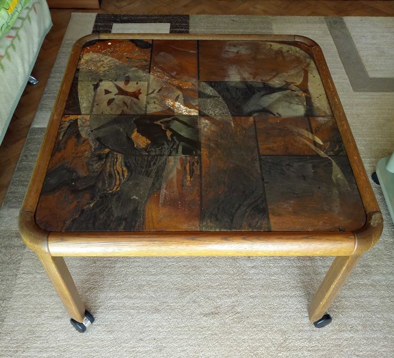 Stolik z kamiennym blatem